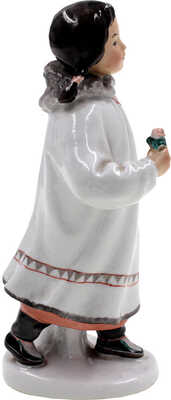 Скульптурная композиция «Якутка с книгой и цветком»